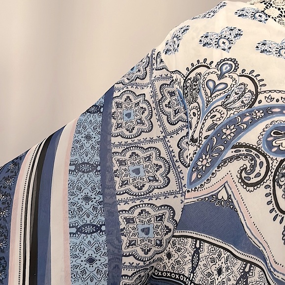 DR2 Flowy Chiffon Blouse - Picture 3 of 5